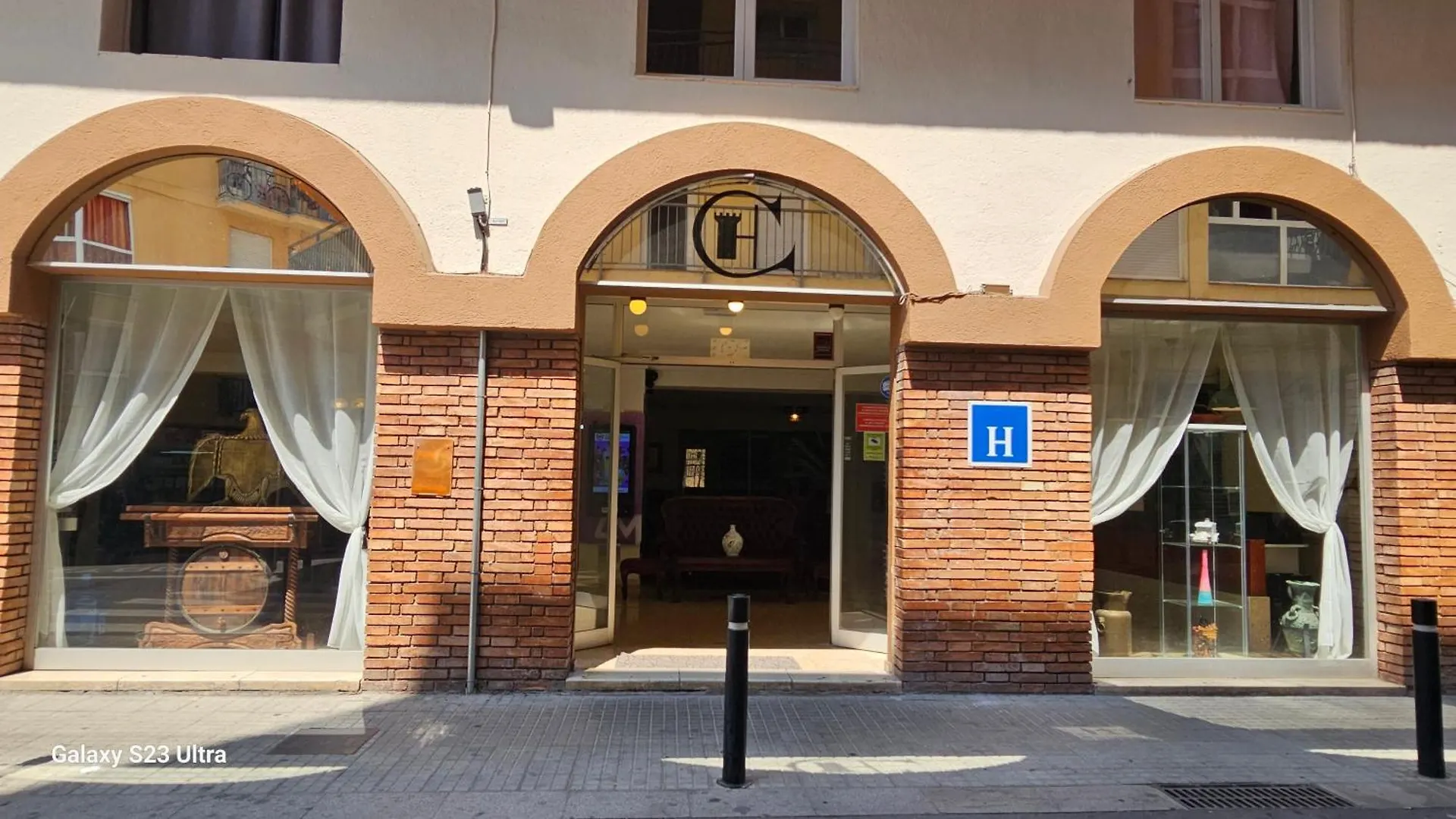 Hostal Caste contacts